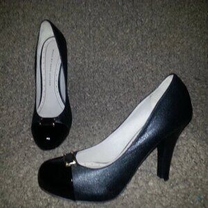 MARC BY MARC JACOBS-Logo Plaque Pump Heels-Black Leather-37.5M-6.5-Excellent